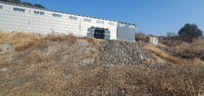 별첨사진1[본건1 지상 폐기물(폐주물상등) 사진1]