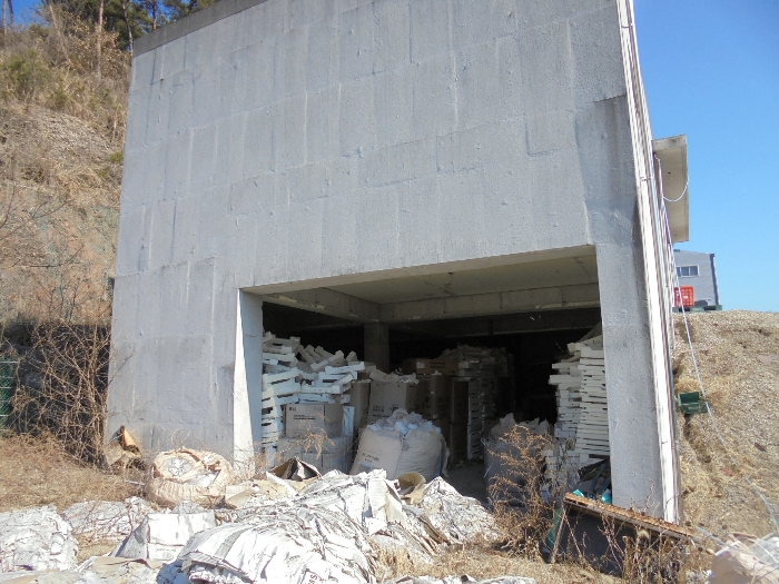 기호2-1 건물 1층 및 내부에 적치된 폐자재 등 전경