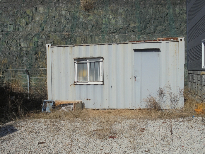 기호1 토지 북측 법면 및 지상의 컨테이너박스(평가제외) 전경