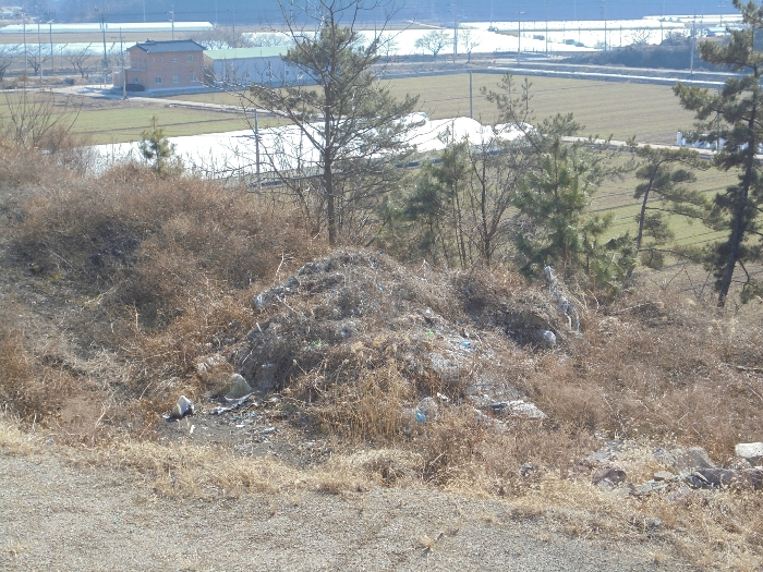 기호6 토지 및 지상의 폐기물(폐합성수지) 등 전경