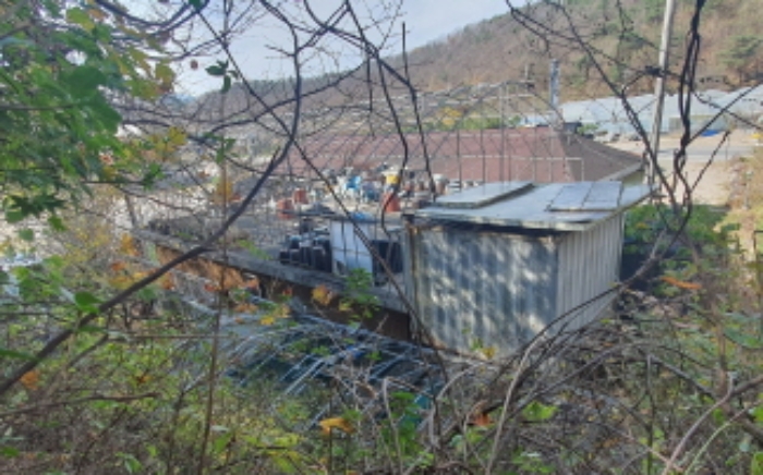 현장사진(건물 후면, 제시외 콘테이너등)