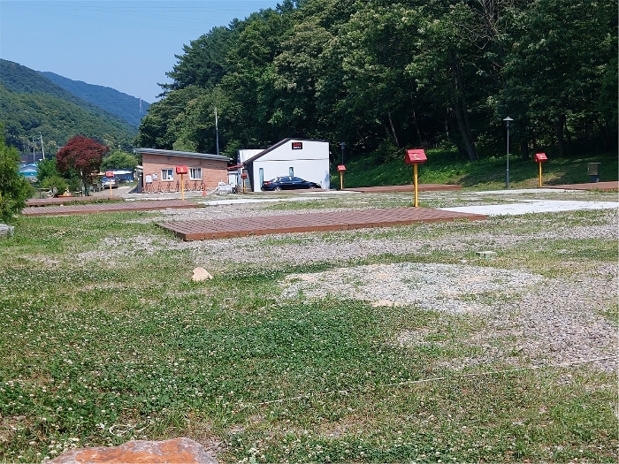 본건 기호1 건물, 기호2, 13 토지 (서측에서 촬영)