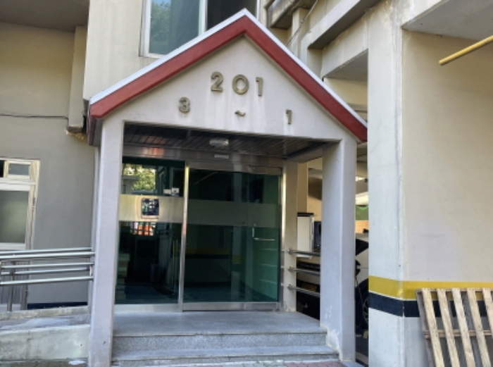 201동 공동출입구