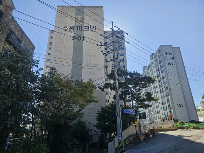 대상 아파트단지 전경(북동측 근거리에서 촬영)