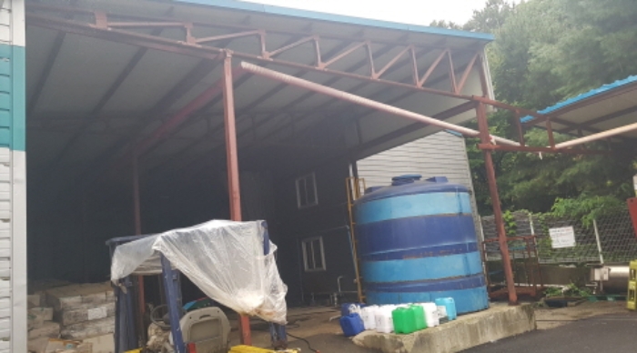 제시외 건물(목록2. 디동과 목록5. 부속건물 사이에 위치함)