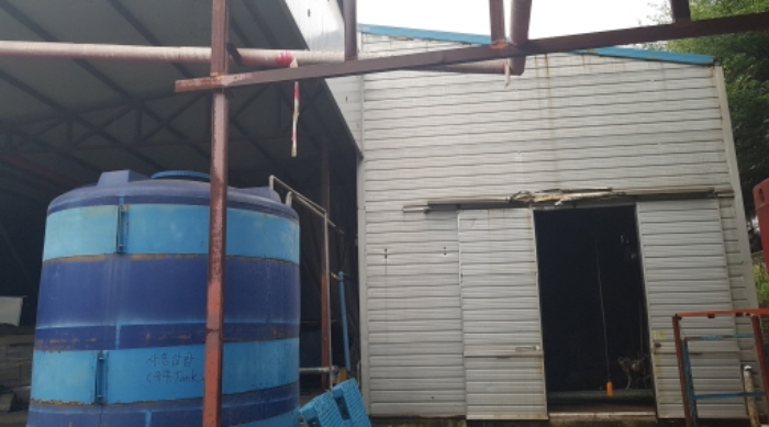 제시외 건물(목록2. 디동과 목록5. 부속건물 사이에 위치함)