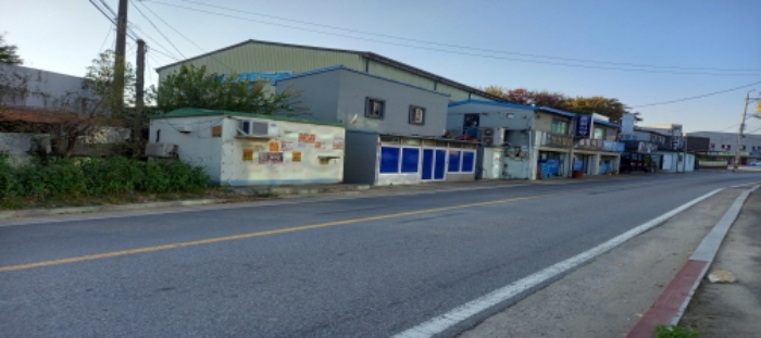 왕복2차선 아스팔토도로와 인접한 본건 토지, 건물 전경(전면 기준 좌측면 사진)