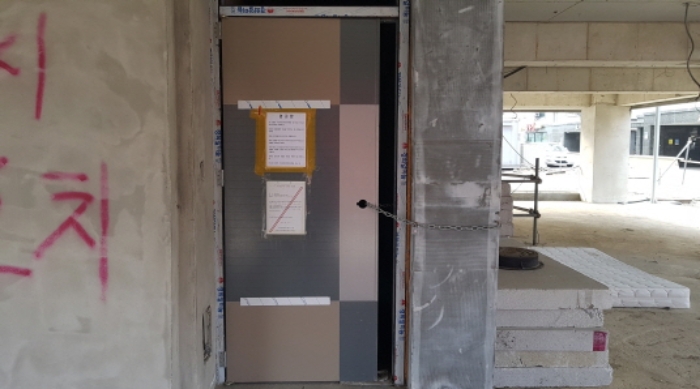 * 본건 목적물 소재 에이동 건물 공동출입문 전경