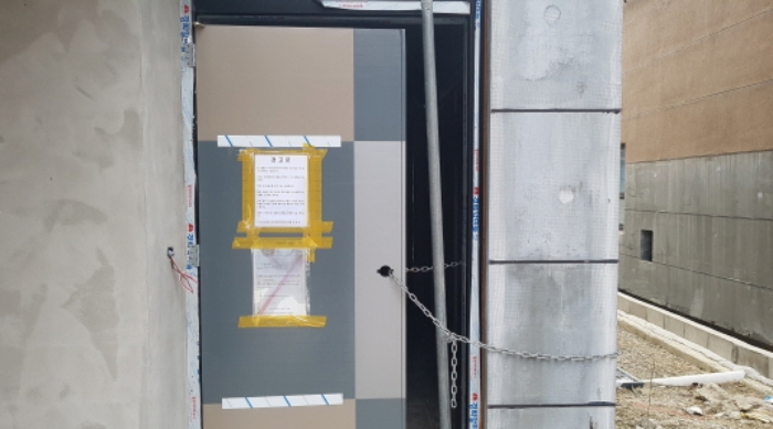 * 본건 목적물 소재 비동 건물 공동출입문 전경