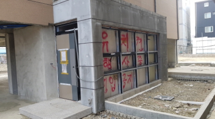 * 본건 목적물들 소재 에이동 공동출입구쪽 전경