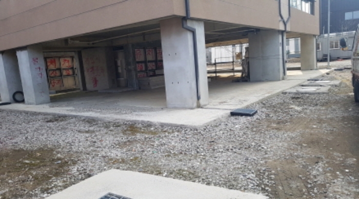 * 본건 목적물들 소재 건물들 1층 전경