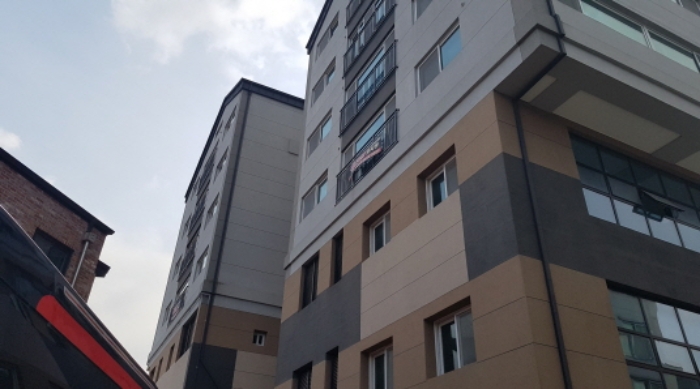 * 본건 목적물들 소재 건물 유치권 행사중 플래카드 전경