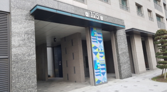 * 본건 목적물 소재 동 공동출입문 전경