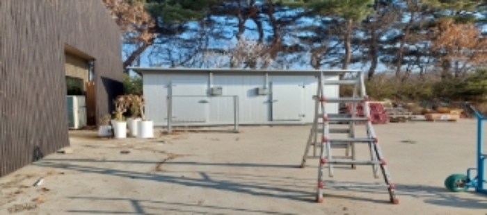 목록1 토지 일부(제시외 판넬조 시설) 전경