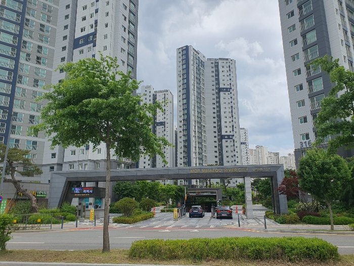 아파트단지 출입구 전경