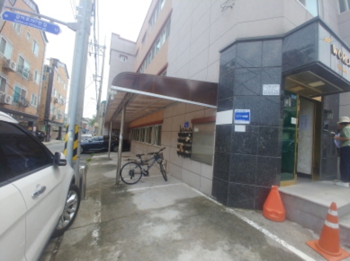 1층 주차장 제시외 비막이시설 모습1