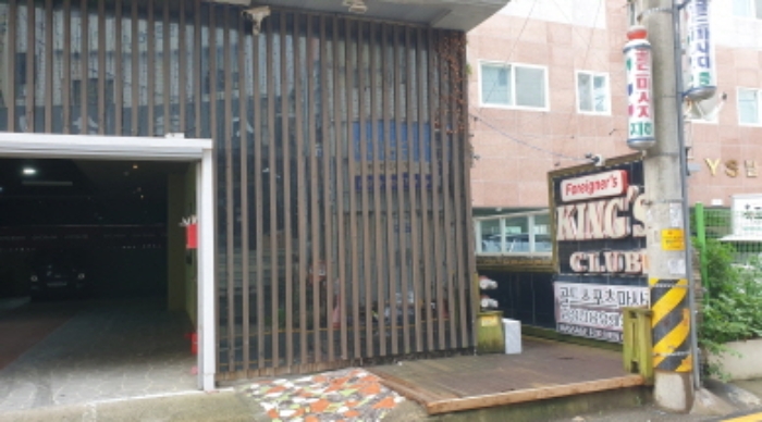 1층 주차장 및 출입구