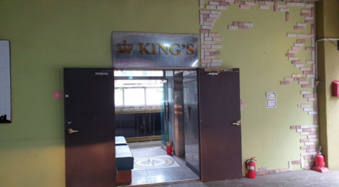 지하층 상가 출입문