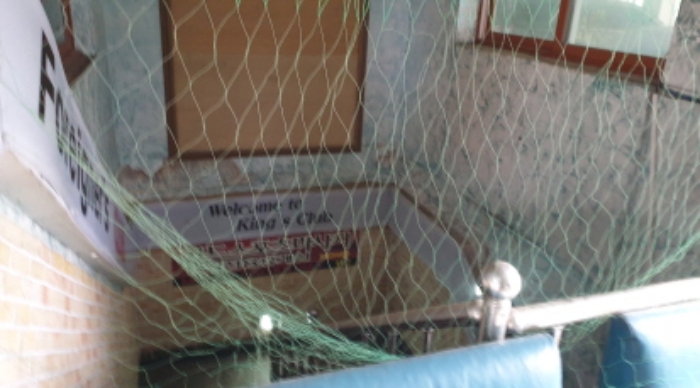 지하층 상가 계단