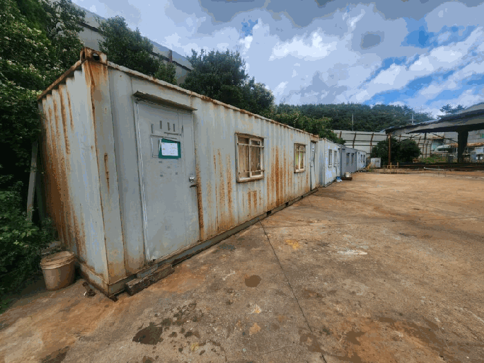 본건 소재 컨테이너