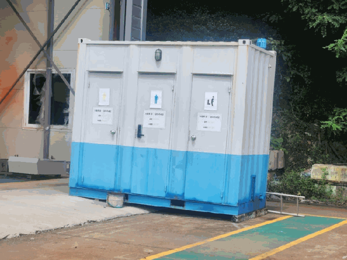 본건 소재 이동식 화장실