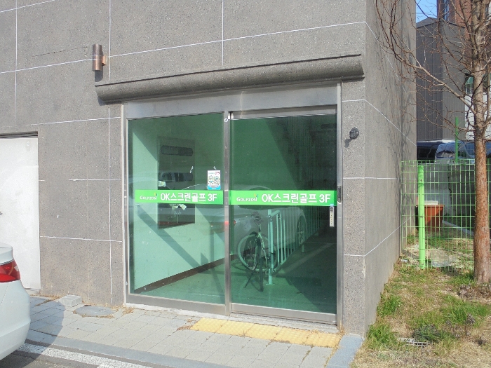 본건 동측의 지하1층 출입구 전경