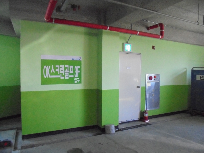 본건 계단실 출입구 전경