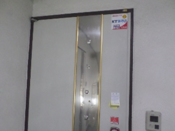 목록2. 1층 102호 출입문