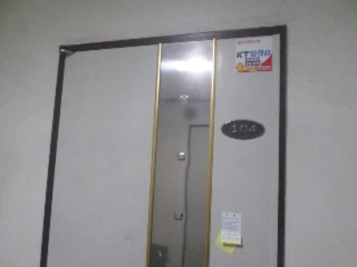 목록2. 1층 104호 출입문