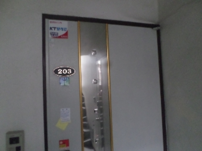 목록2. 2층 203호 출입문