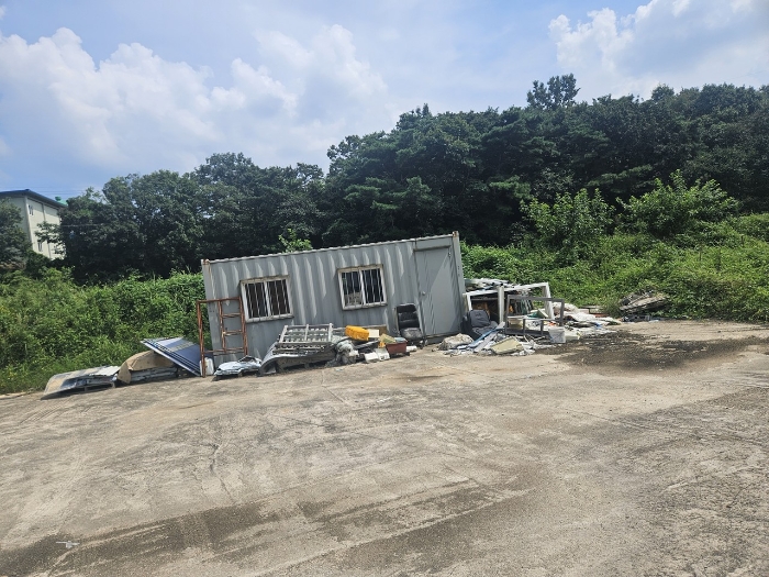 본건 지상 소재 컨테이너