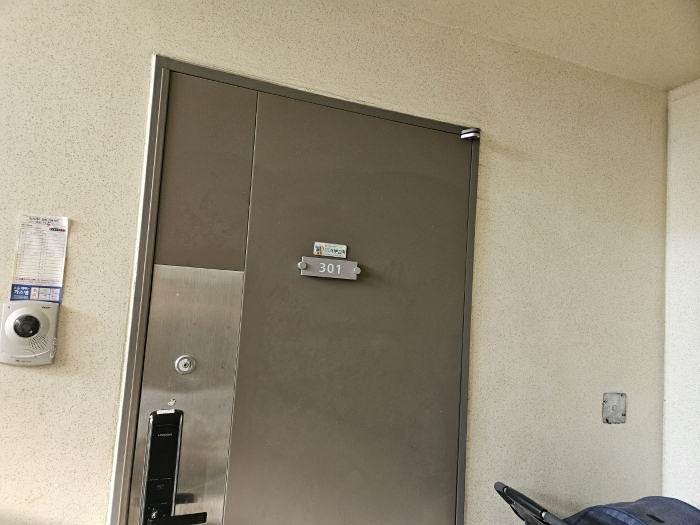 본건 현관출입문