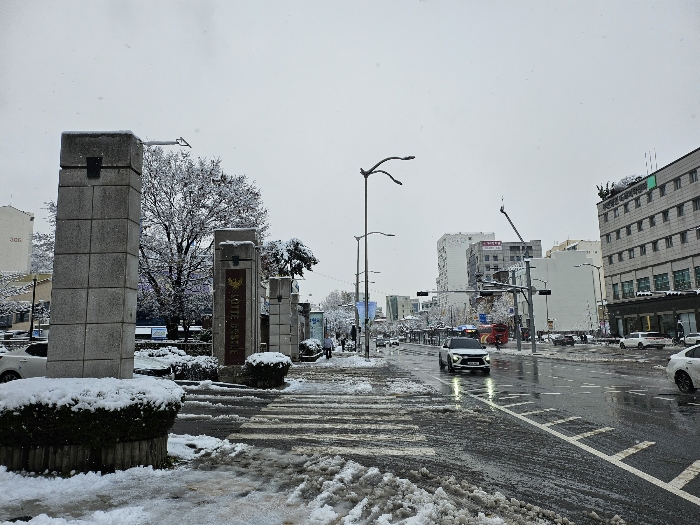 본건이 속한 아파트 단지 정문 주위환경