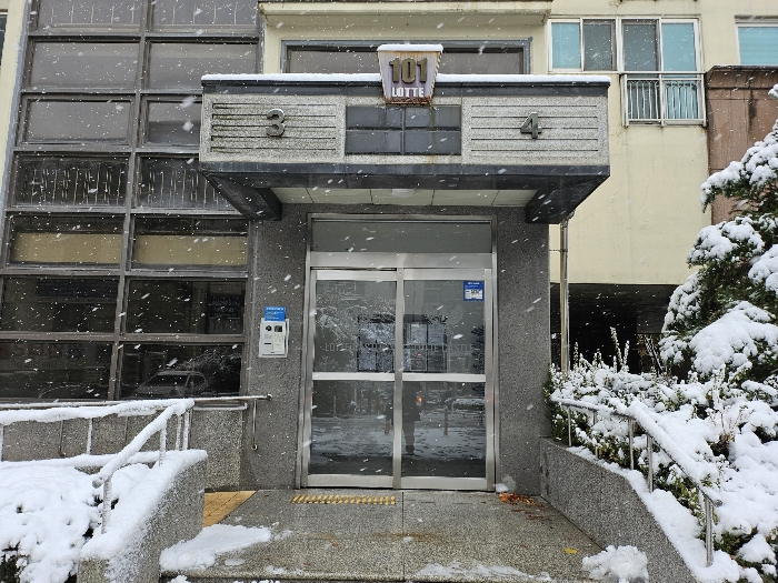 본건이 속한 아파트 공동 출입문