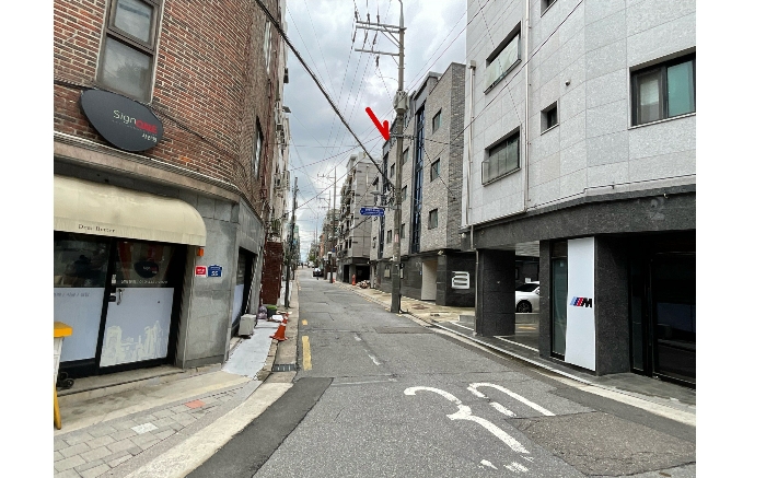 본건 소재 건물 남서측에서 촬영