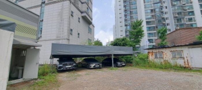 목록4 소재 제시외 천막 주차장 전경