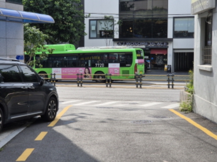 서쪽 대로변 진입로