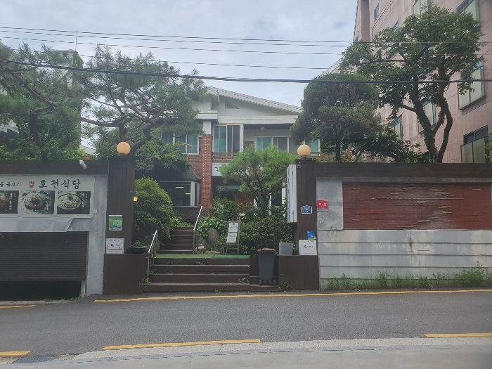 기준토지:연희동 136-26대 호천식당) 앞 접면도로가 본건임.