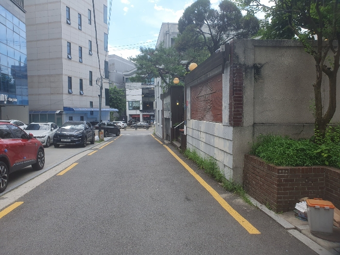 본건토지;(도로) 동측에서 서측으로 촬영)(우측집:136-23대부터 안측)