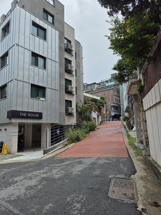 2층 202호 출입문