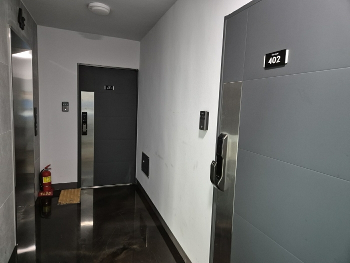 4층 402호 출입문