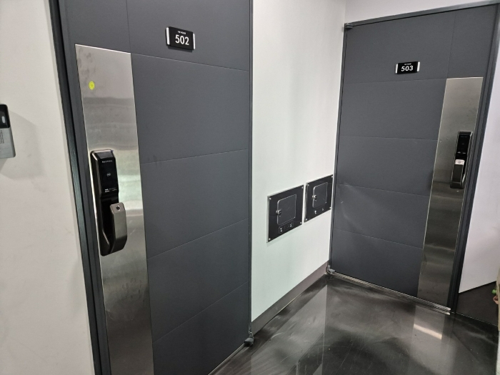 5층 502호 출입문