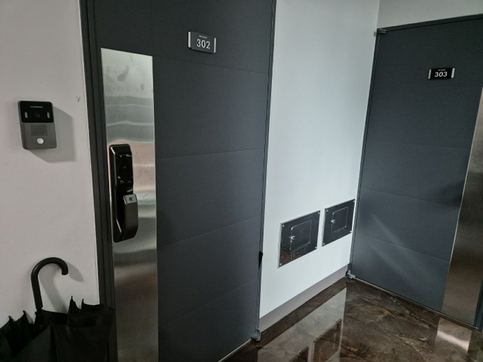 3층 302호 출입문