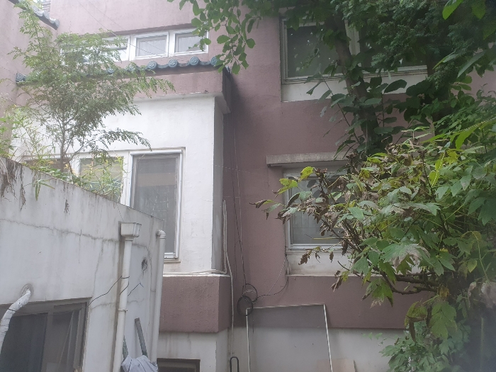 안마당에서 본 지층 1층 2층면