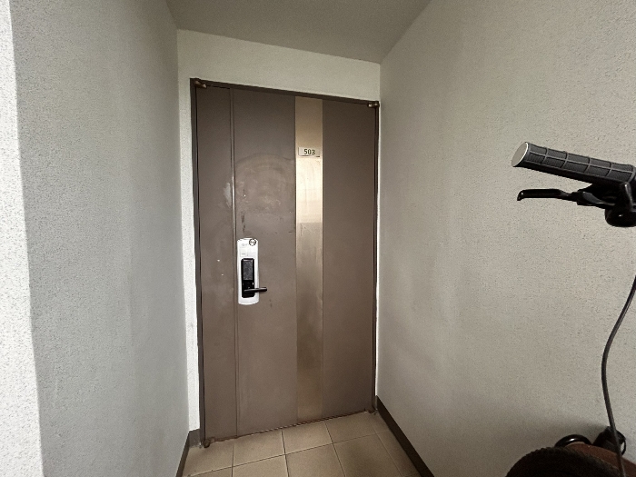 본건 현관 출입문