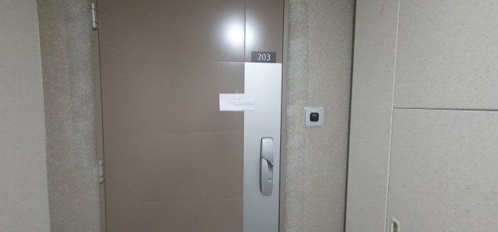 해당 아파트 세대출입문(안내문 부착)