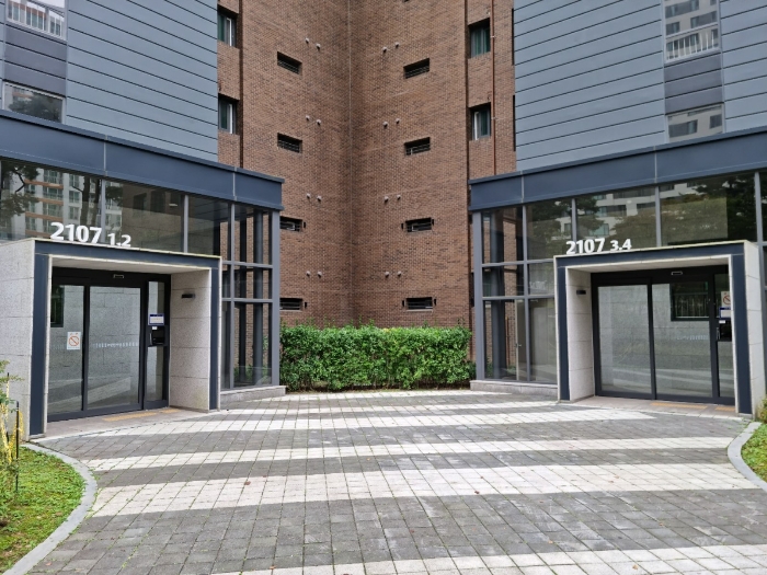 본건 2107동 로비층 출입구