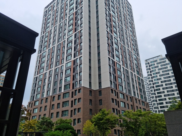 본건 남동측에서 촬영