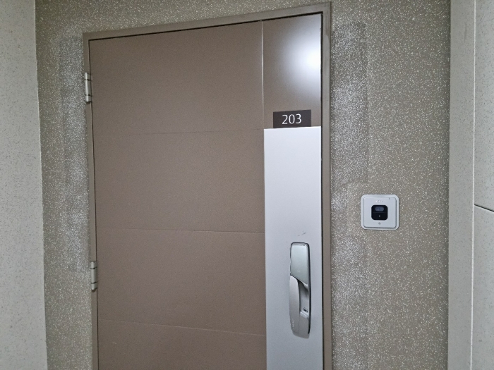 본건 2층 203호 현관