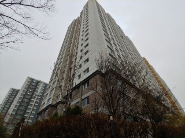 부동산 소재 건물 전경